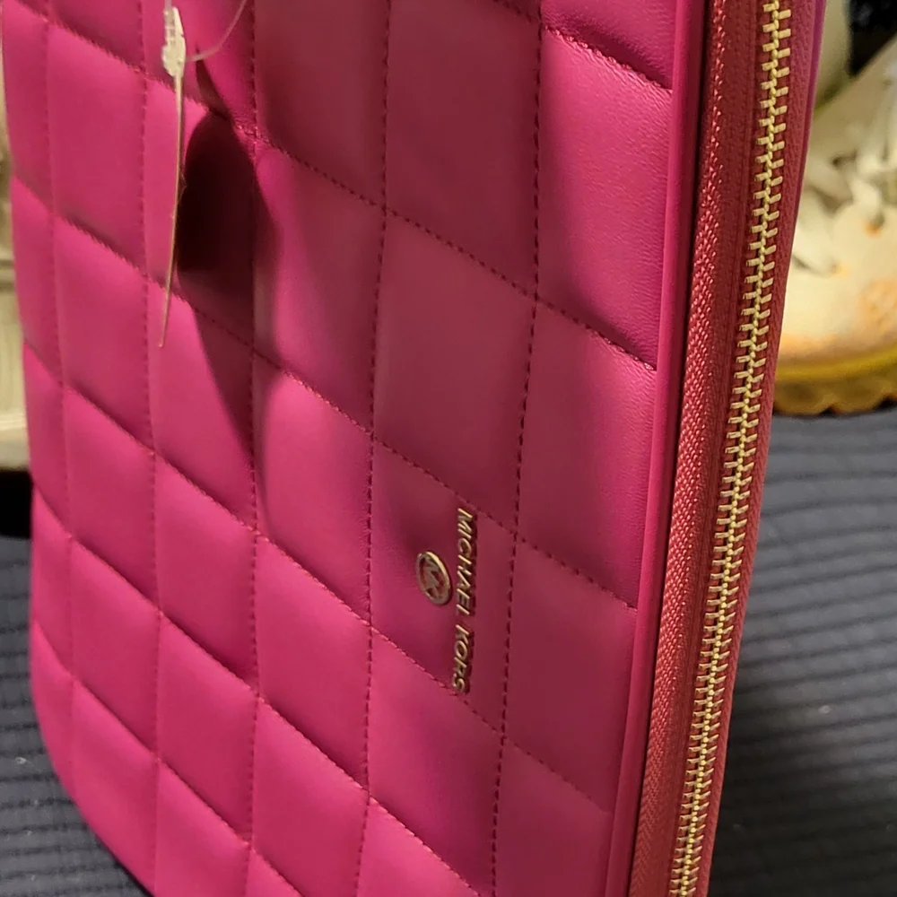 Michael Kors Fuchsia Quilted Sleeve Tablets Or Smaller Laptops NWT. RV$198